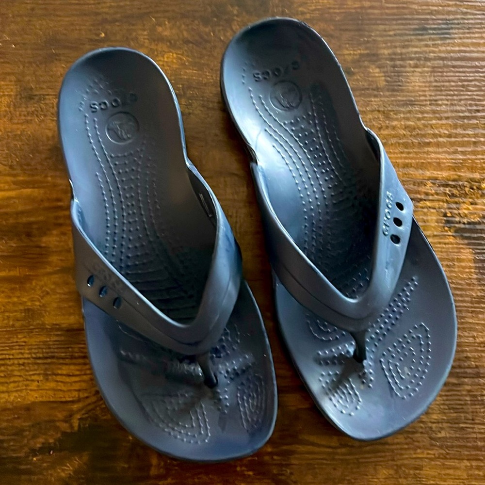 Crocs Navy flip flops Never worn size 8